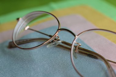 Cam ve optiğin tozunu temizlemek için makro fotoğraf ve mendil.