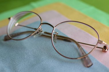 Cam ve optiğin tozunu temizlemek için makro fotoğraf ve mendil.