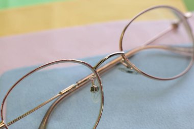 Cam ve optiğin tozunu temizlemek için makro fotoğraf ve mendil.