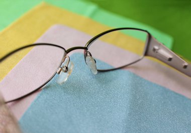 Cam ve optiğin tozunu temizlemek için makro fotoğraf ve mendil.