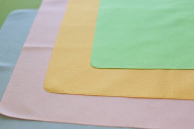 Cam ve optiğin tozunu temizlemek için makro fotoğraf ve mendil.