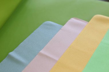 Cam ve optiğin tozunu temizlemek için makro fotoğraf ve mendil.