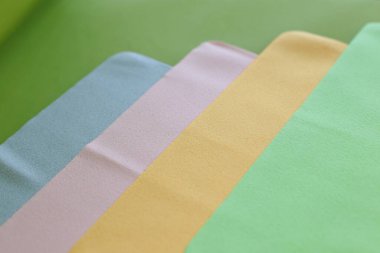 Cam ve optiğin tozunu temizlemek için makro fotoğraf ve mendil.