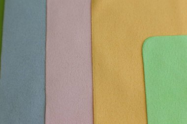 Cam ve optiğin tozunu temizlemek için makro fotoğraf ve mendil.