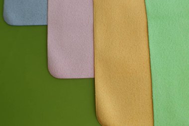 Cam ve optiğin tozunu temizlemek için makro fotoğraf ve mendil.