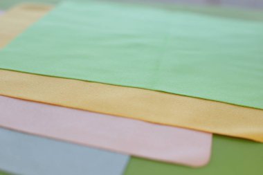 Cam ve optiğin tozunu temizlemek için makro fotoğraf ve mendil.