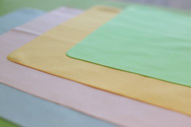 Cam ve optiğin tozunu temizlemek için makro fotoğraf ve mendil.