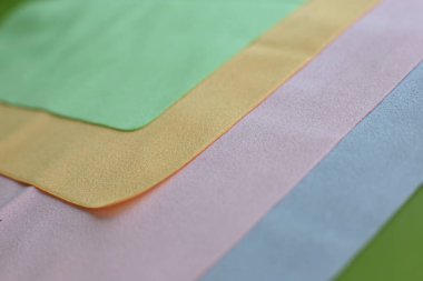 Cam ve optiğin tozunu temizlemek için makro fotoğraf ve mendil.