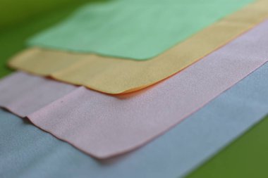 Cam ve optiğin tozunu temizlemek için makro fotoğraf ve mendil.