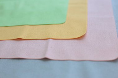 Cam ve optiğin tozunu temizlemek için makro fotoğraf ve mendil.