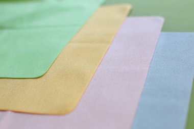 Cam ve optiğin tozunu temizlemek için makro fotoğraf ve mendil.