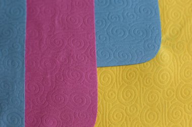 Cam ve optiğin tozunu temizlemek için makro fotoğraf ve mendil.