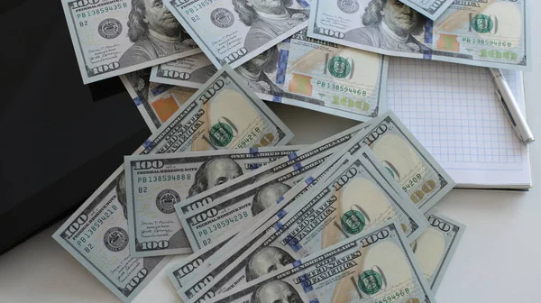 Niżny Nowogród Rosja Stycznia 2021 Inwestycje Majątkowe Liczą Banknoty 100 — Zdjęcie stockowe