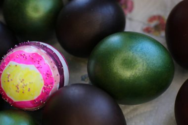 Paskalya yumurtalarını süslemek, Paskalya bayramına hazırlanmak.