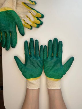 Çift el korumalı yeşil lateks kaplı bahçe eldivenleri.