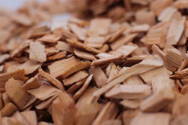 Makro fotoğraf doğal ekolojik odun kırıntıları. Esmer ve kayın ağaçlarının küçük bir karışımını tüttürmek için.