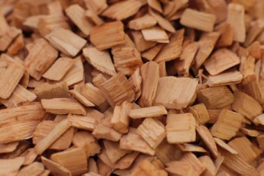 Makro fotoğraf doğal ekolojik odun kırıntıları. Esmer ve kayın ağaçlarının küçük bir karışımını tüttürmek için.