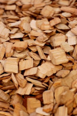 Makro fotoğraf doğal ekolojik odun kırıntıları. Esmer ve kayın ağaçlarının küçük bir karışımını tüttürmek için.