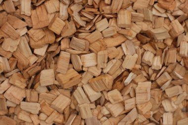 Makro fotoğraf doğal ekolojik odun kırıntıları. Esmer ve kayın ağaçlarının küçük bir karışımını tüttürmek için.