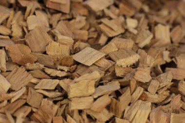 Makro fotoğraf doğal ekolojik odun kırıntıları. Esmer ve kayın ağaçlarının küçük bir karışımını tüttürmek için.