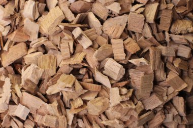 Makro fotoğraf doğal ekolojik odun kırıntıları. Esmer ve kayın ağaçlarının küçük bir karışımını tüttürmek için.