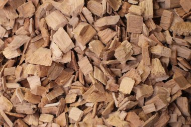 Makro fotoğraf doğal ekolojik odun kırıntıları. Esmer ve kayın ağaçlarının küçük bir karışımını tüttürmek için.