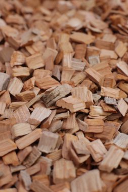 Makro fotoğraf doğal ekolojik odun kırıntıları. Esmer ve kayın ağaçlarının küçük bir karışımını tüttürmek için.