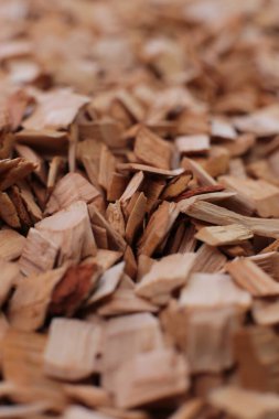 Kızılağaç ve kayın ağaçlarının karışımını tüttürmek için doğal ekolojik odun parçaları.