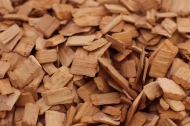 Kızılağaç ve kayın ağaçlarının karışımını tüttürmek için doğal ekolojik odun parçaları.