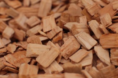 Kızılağaç ve kayın ağaçlarının karışımını tüttürmek için doğal ekolojik odun parçaları.