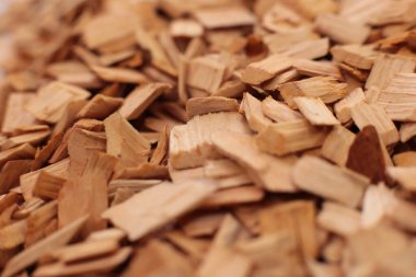 Kızılağaç ve kayın ağaçlarının karışımını tüttürmek için doğal ekolojik odun parçaları.