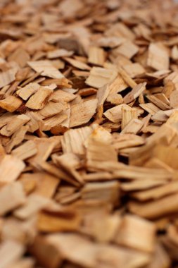 Kızılağaç ve kayın ağaçlarının karışımını tüttürmek için doğal ekolojik odun parçaları.