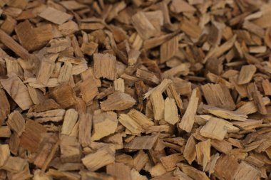 Kızılağaç ve kayın ağaçlarının karışımını tüttürmek için doğal ekolojik odun parçaları.