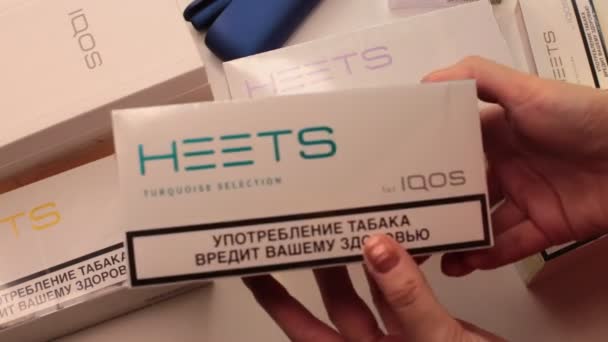 Nijni Novgorod Russie Août 2021 Iqos Duos Bleu Bâtonnets Fumeur — Video