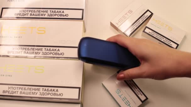 Nizhny Novgorod Russia Agosto 2021 Iqos Duos Bastoni Fumo Blu — Video Stock
