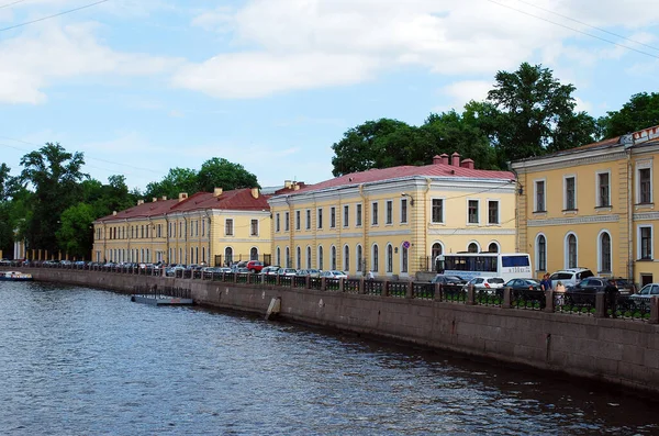 サンクトペテルブルクの街 ロシアだ 2013年6月7日 夏の都市風景 市内の歴史的中心部を歩く観光客 水の風景 — ストック写真