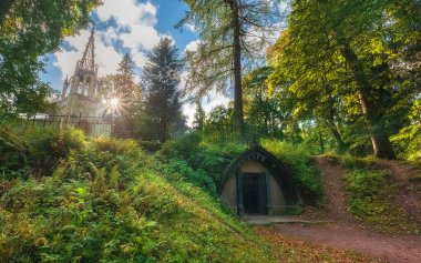 Antik Peter ve Paul Kilisesi ve Gotik tarzda mağara, St. Petersburg Rusya 'daki Shuvalovsky Parkı' nda.