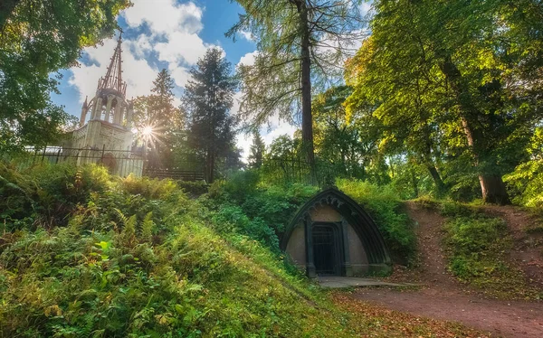 Antik Peter ve Paul Kilisesi ve Gotik tarzda mağara, St. Petersburg Rusya 'daki Shuvalovsky Parkı' nda.