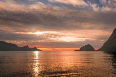 Günbatımı Haukland sahillerinde ve dağlarda Kuzey Norveç 'teki Lofoten Adaları' nda  