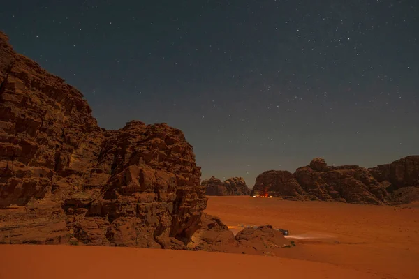 Αμμόλοφοι Και Βουνά Ερήμου Wadi Rum Στην Ιορδανία Νυχτερινό Τοπίο — Φωτογραφία Αρχείου