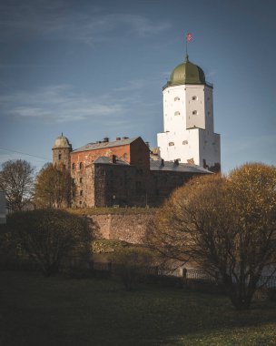 Güneşli bir sonbahar gününde Vyborg Şatosu 'nun Aziz Olav kulesi.