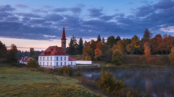 Weißer Prioratskiy Palace Der Stadt Gatchina Nebliger Morgen Goldenen Herbst — Stockfoto