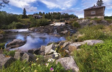 Yazın Karelia Rusya 'nın Soskua köyünde terk edilmiş eski bir elektrik santralinde şelale.
