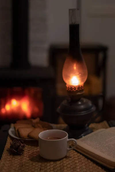 Con Galletas Luz Una Lámpara Kerassin Junto Una Chimenea Llamas —  Fotos de Stock