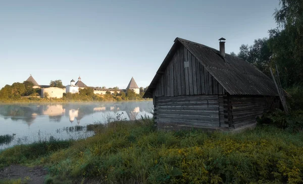 Casa Madera Tronco Fondo Fortaleza Ciudad Staraya Ladoga Río Volkhov — Foto de Stock