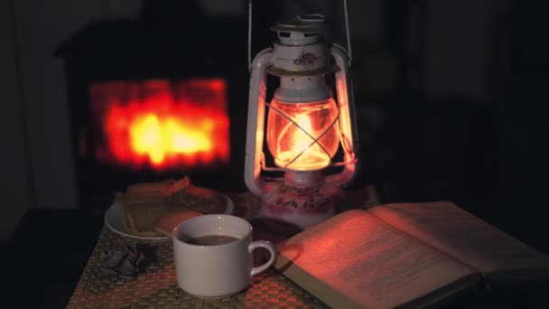 Herbata Ciasteczkami Przy Świetle Lampy Kerasynu Przy Płonącym Kominku Przytulnej — Wideo stockowe