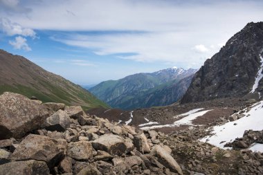 Karlı dağ manzarası, Kazakistan 'daki Almaty şehrinin yukarısındaki Zailiyskiy Alatau dağlarında Talgar geçidi.