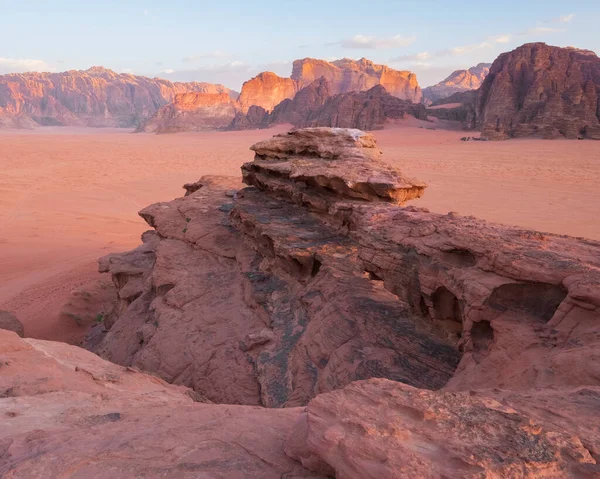 Wadi Rum Woestijnlandschap Jordanië Met Bergen Duinen Bij Zonsopgang — Stockfoto