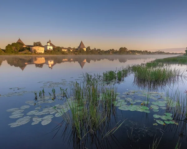 Stara Twierdza Miejscowości Staraya Ladoga Nad Rzeką Wołchow Mglisty Letni — Zdjęcie stockowe