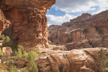 Vahşi yol amonf uçurumları. Ürdün 'deki Petra Milli Parkı' ndaki Wadi Musa şehrinin yakınlarındaki çöl dağlarında hafif kireçtaşı..